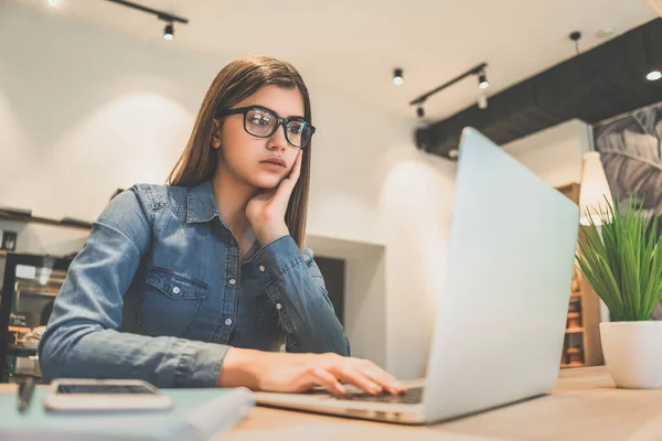 Mulher Trabalhando Com Laptop Área Trabalho — Fotografia de Stock