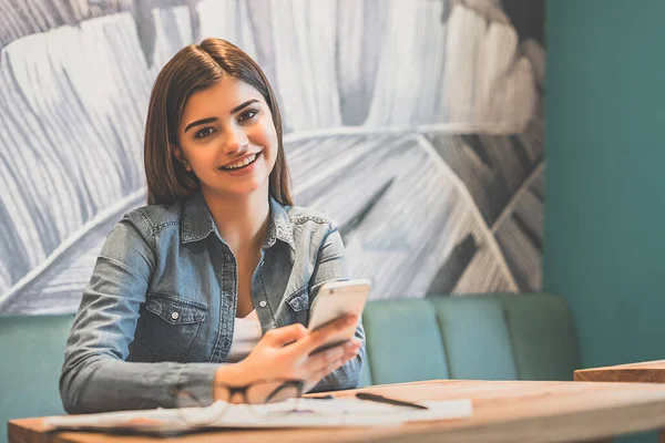 Šťastná Žena Telefonuje Stolu Kavárně — Stock fotografie