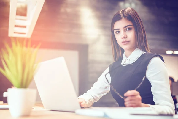 Empresária Que Trabalha Com Laptop Moderno Área Trabalho — Fotografia de Stock