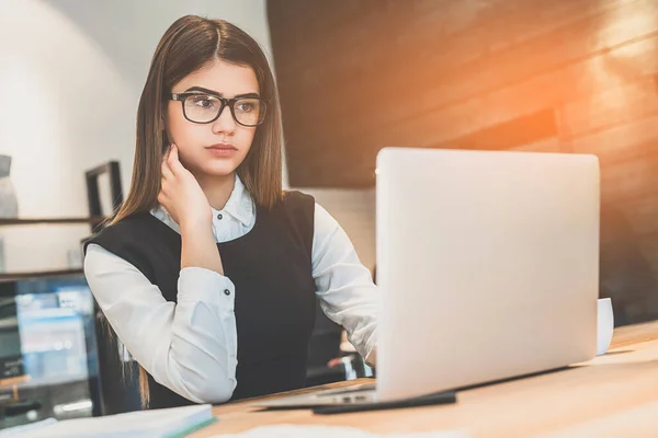 Senhora Óculos Trabalhando Com Computador Portátil Café — Fotografia de Stock