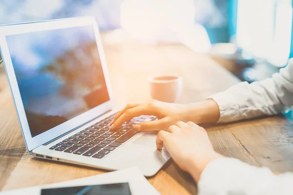 Modern dizüstü bilgisayarla çalışan kadın eller.