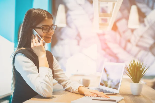 Mulher Telefona Perto Computador Portátil Moderno Café — Fotografia de Stock