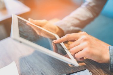 Bir tabletle çalışan kadın elleri.