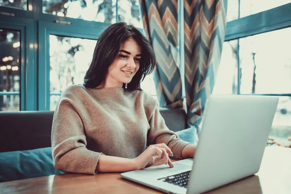 Mulher Feliz Com Computador Portátil Senta Café — Fotografia de Stock