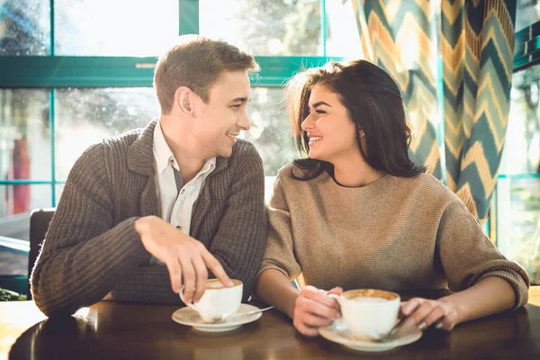 Счастливая Пара Пьет Кофе Ресторане — стоковое фото