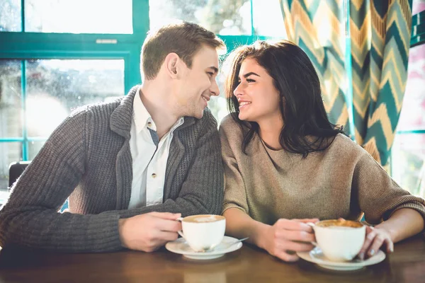 幸せなカップルはレストランでコーヒーを飲む — ストック写真