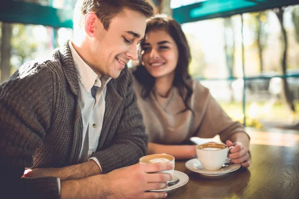 Homem Feliz Uma Mulher Bebem Café Restaurante — Fotografia de Stock