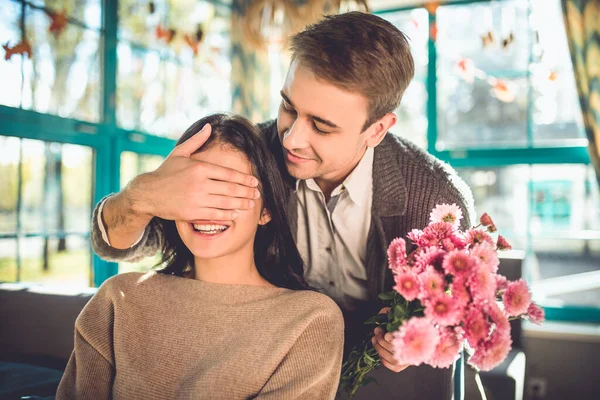 Der Mann Überrascht Eine Frau Restaurant Mit Blumen — Stockfoto