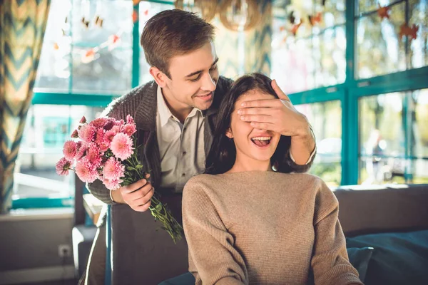 Homem Faz Uma Surpresa Com Flores Para Uma Mulher Restaurante — Fotografia de Stock