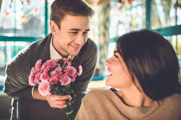 Ευτυχισμένος Άντρας Δίνει Λουλούδια Μια Γυναίκα Στο Εστιατόριο — Φωτογραφία Αρχείου