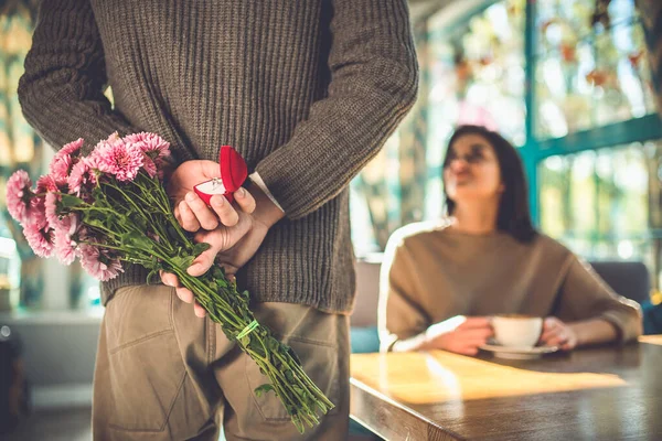 Der Mann Macht Seiner Freundin Restaurant Einen Heiratsantrag — Stockfoto