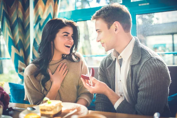 Homem Feliz Faz Uma Proposta Para Sua Namorada Restaurante — Fotografia de Stock