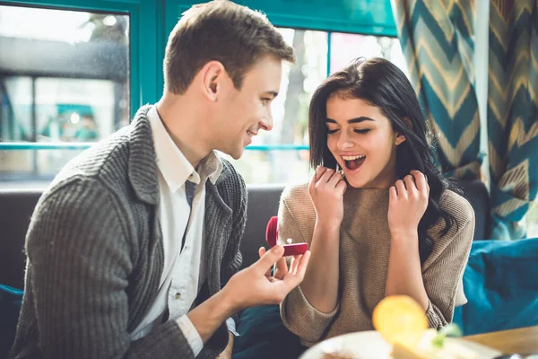 Homem Feliz Faz Uma Proposta Para Sua Namorada Restaurante — Fotografia de Stock