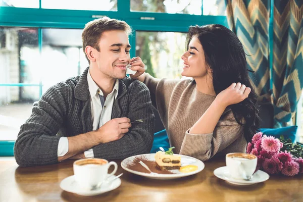 幸せなカップルはカフェでロマンチックなデートをしています — ストック写真