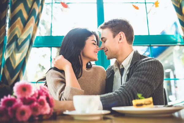 Couple Mignon Assis Dans Restaurant — Photo