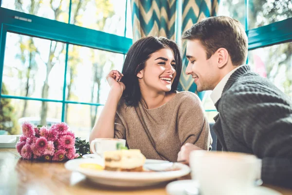 Couple Heureux Détendre Dans Café — Photo