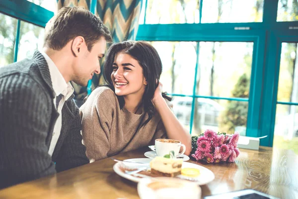 Couple Heureux Détendre Dans Café — Photo