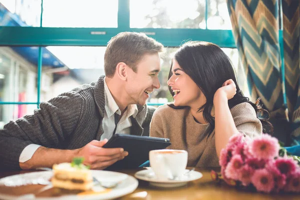 Pareja Risa Con Portátil Descansan Café —  Fotos de Stock