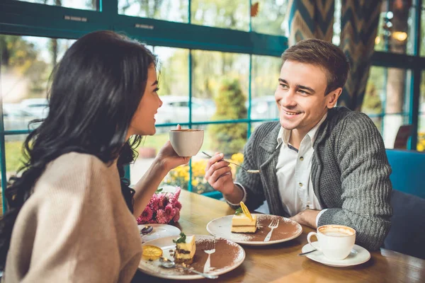 Pasangan Bahagia Makan Kue Kafe — Stok Foto