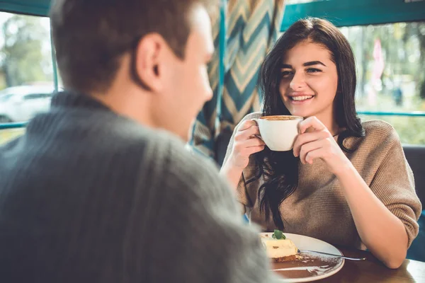 Casal Feliz Beber Café Café — Fotografia de Stock