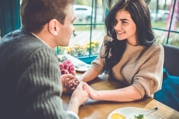 Couple Heureux Assoit Dans Café Tient Main — Photo