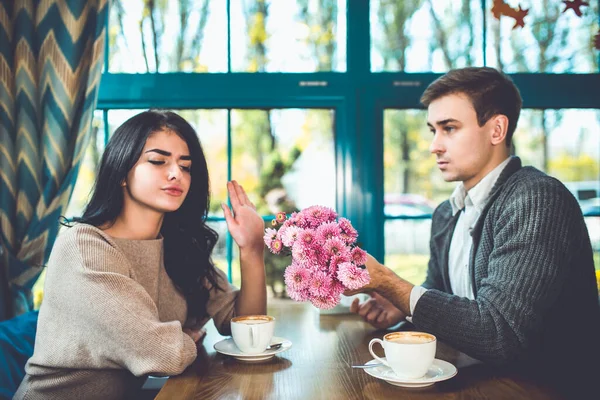 Woman Reject Flowers Her Man — Stock Photo, Image