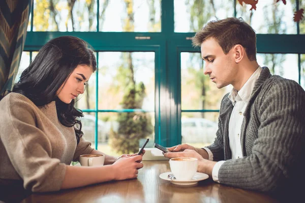 Lokantadaki Kadın Erkek Telefon Ediyor — Stok fotoğraf