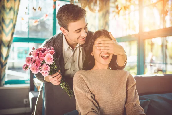 Homem Faz Uma Surpresa Com Flores Para Uma Namorada Restaurante — Fotografia de Stock