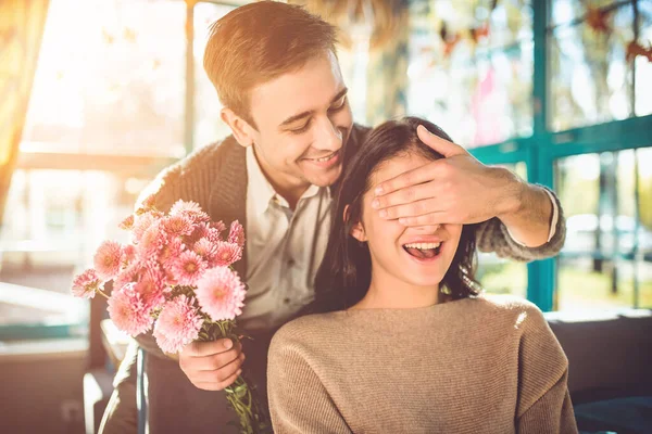 Homem Feliz Fazer Uma Surpresa Com Flores Para Uma Namorada — Fotografia de Stock