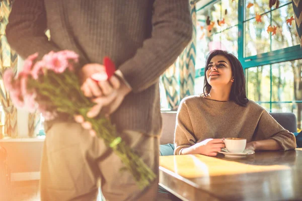 Άντρας Λουλούδια Κάνει Πρόταση Γάμου Στη Γυναίκα Του Στο Εστιατόριο — Φωτογραφία Αρχείου