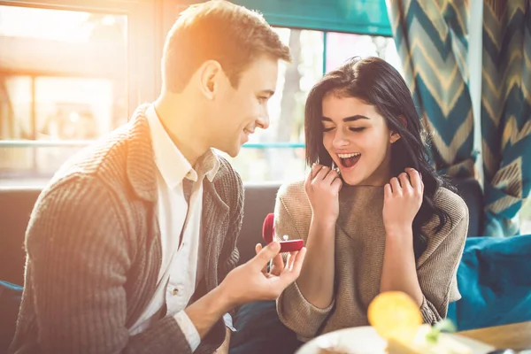 Mannen Frir Til Sin Kvinne Restauranten – stockfoto