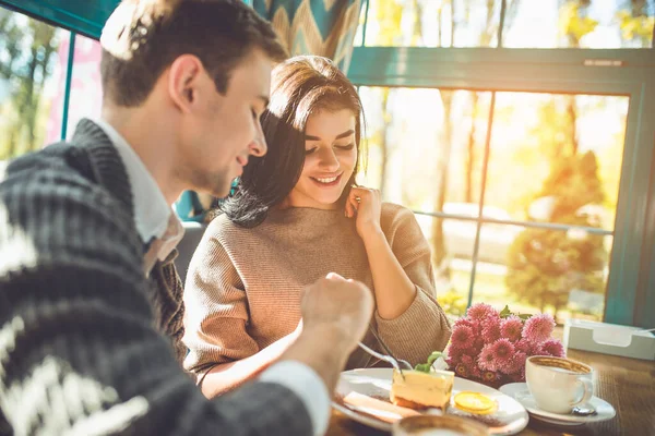 Feliz Pareja Comiendo Postre Café —  Fotos de Stock