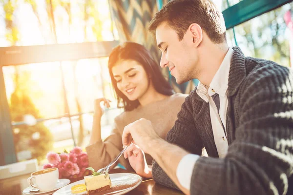 Homem Feliz Mulher Comendo Sobremesa Café — Fotografia de Stock