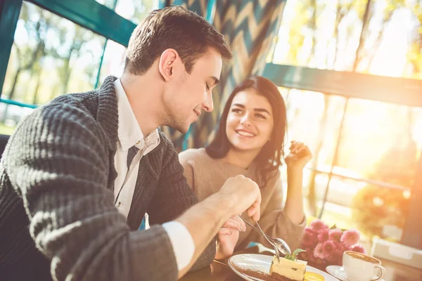 Homem Feliz Mulher Comendo Bolo Café — Fotografia de Stock