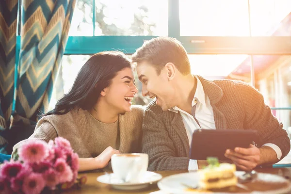 Hombre Mujer Felices Con Una Tableta Sientan Café —  Fotos de Stock