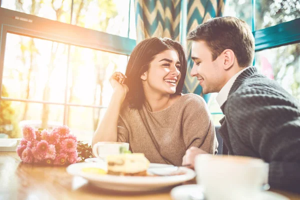 Casal Feliz Tem Encontro Romântico Restaurante — Fotografia de Stock