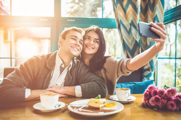 Ευτυχισμένο Ζευγάρι Κάνοντας Μια Selfie Ένα Εστιατόριο — Φωτογραφία Αρχείου