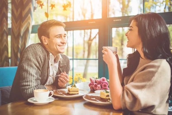 Homem Mulher Felizes Comendo Bolo Café — Fotografia de Stock