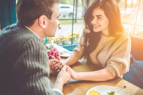 Couple Heureux Assoit Dans Café Tient Main — Photo