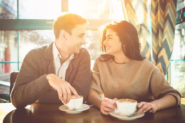 幸せなカップルはレストランでコーヒーを飲む — ストック写真