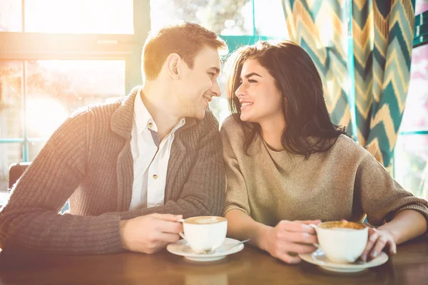 Homem Feliz Uma Mulher Bebem Café Restaurante — Fotografia de Stock