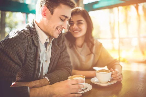 幸せな男と女はレストランでコーヒーを飲む — ストック写真