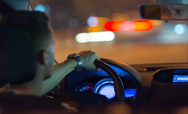 Man Rijdt Een Auto Nachtstad — Stockfoto