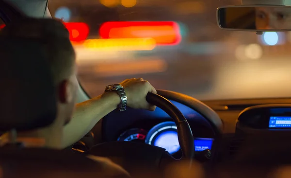 Man Rijdt Een Auto Nachtstad — Stockfoto