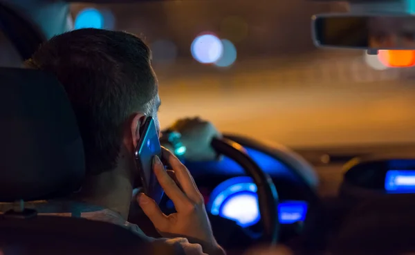 Man Rijdt Een Auto Stad Telefoon Avond Nacht — Stockfoto
