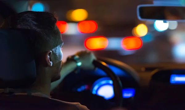 Hombre Conduce Coche Ciudad Tarde — Foto de Stock