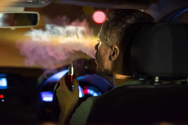 Man Rookt Een Elektronische Sigaret Auto Avond Nacht — Stockfoto