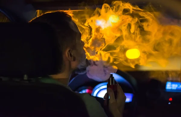 Mannen Röker Elektrisk Cigarett Bilen Kvällskväll — Stockfoto