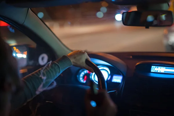 Man Maakt Een Rookring Auto Avond Nacht — Stockfoto