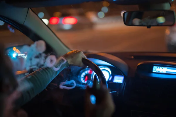 Man Maakt Een Rookring Auto Avond Nacht — Stockfoto